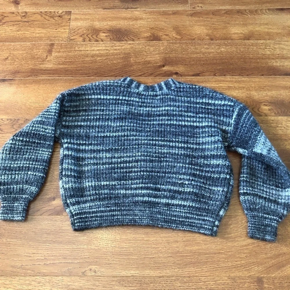 Old Navy Black & White knit semi-cropped button up sweater in size S (6-7)